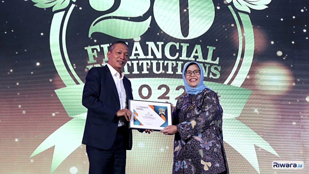 Mantan Direktur Keuangan Bank BJB Nia Kania --sebelah kanan--